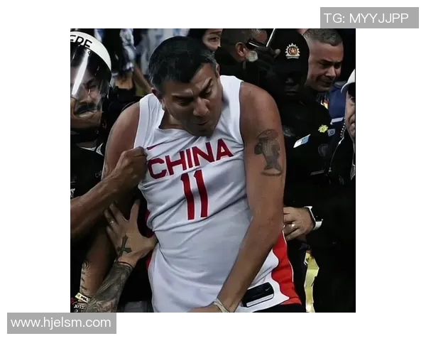 球迷连夜排队抢购球衣,场面堪比演唱会